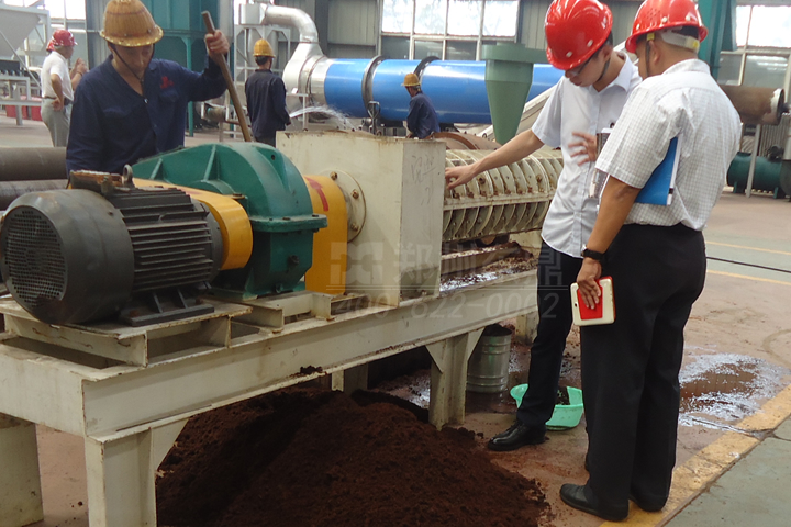 椰糠烘干機(jī)烘干椰槺椰絲成本低，占地面積小，提供椰槺烘干現(xiàn)場考察咨詢